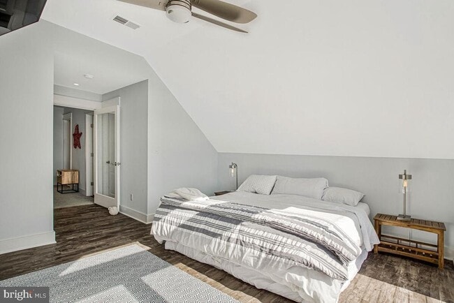 Building Photo - 125 Island View Dr