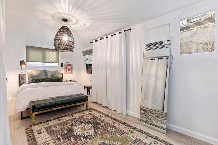 Building Photo - 2427 N Gower St