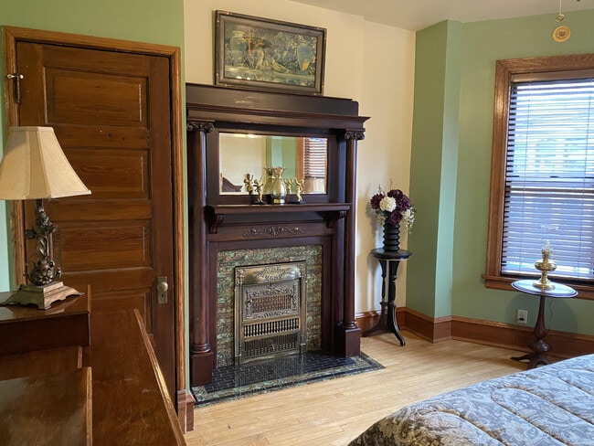 Building Photo - 526 W National Ave