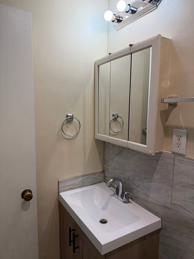 Building Photo - Updated 2 bedroom 1 bath duplex in Eugene!  $500 OFF YOUR FIRST MONTH'S RENT!