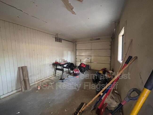 Building Photo - 4513 E Hollygreen Rd