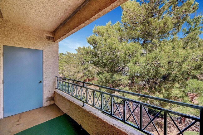 Building Photo - Great 2 bedroom 2 bathroom condo in gated community in Summerlin!