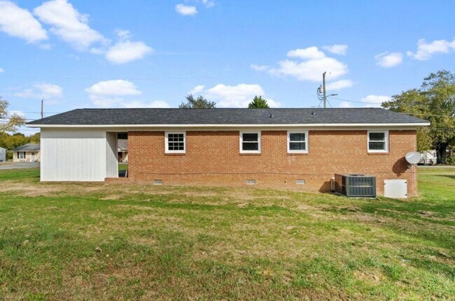 Building Photo - Well maintained 3 bedroom home!