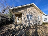 Building Photo - 2 Bed 1 Bath with 2-Car Detached Garage