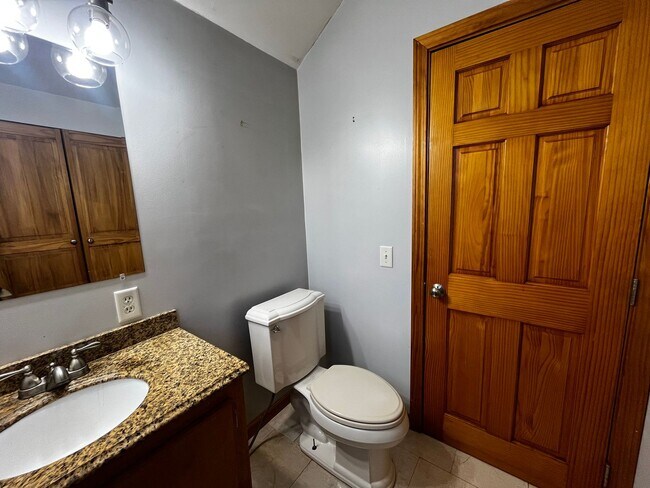 Building Photo - Charming 2 Bedroom Home