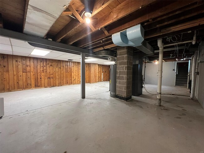 Building Photo - 6911 Pine Ridge Dr