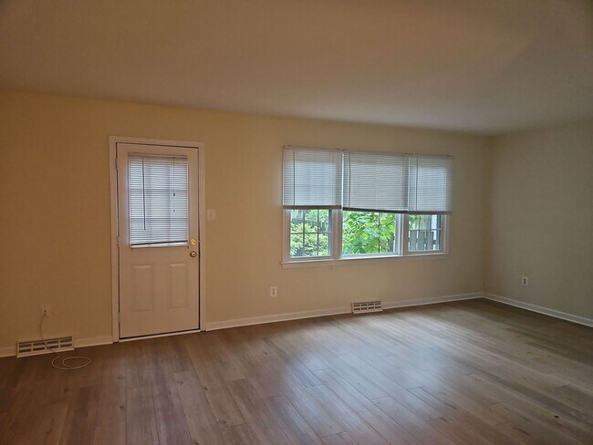 Building Photo - Location is Everything With This 3 Bed 3.5 Bath Townhouse in Hampton Court Community