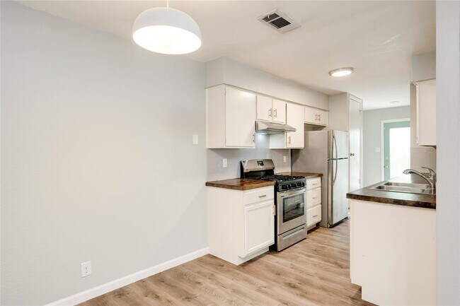 Building Photo - 915 Chisholm Cove