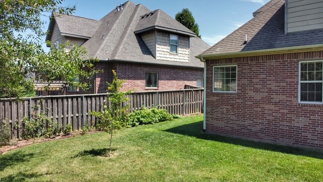 Building Photo - 1501 NE Greenbrier Ct