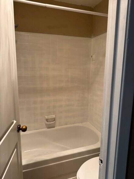 Building Photo - 3923 Tanglewilde St