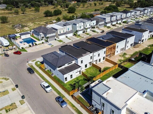 Building Photo - 2204 Corales St