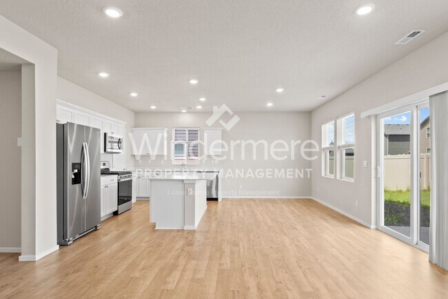 Building Photo - ** MOVE IN SPECIAL ** 1/2 OFF 1ST FULL MON...