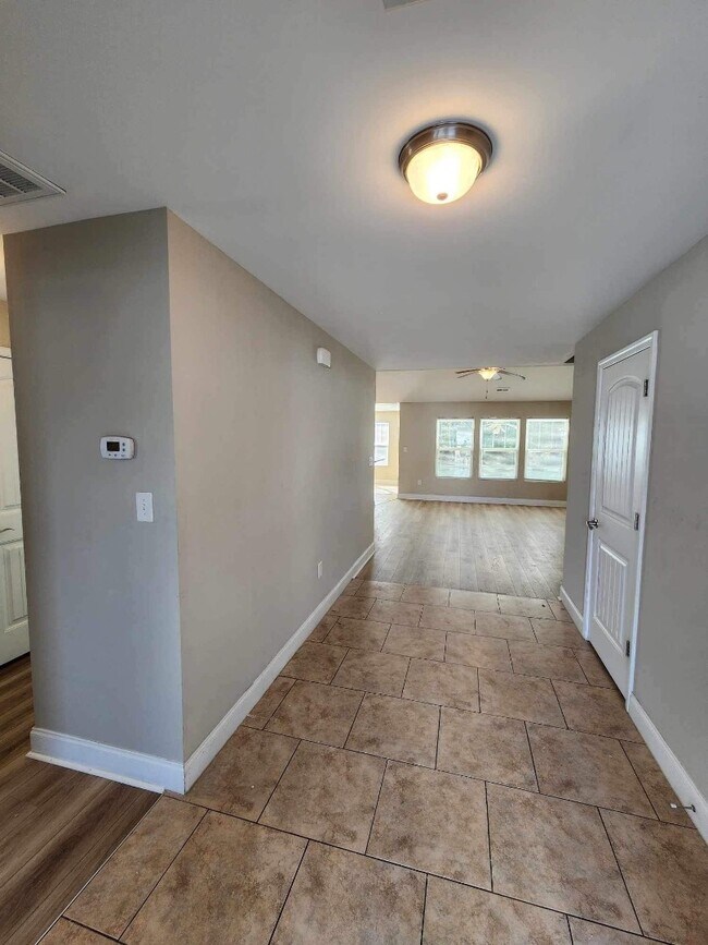 Building Photo - 215 Leadoff Dr