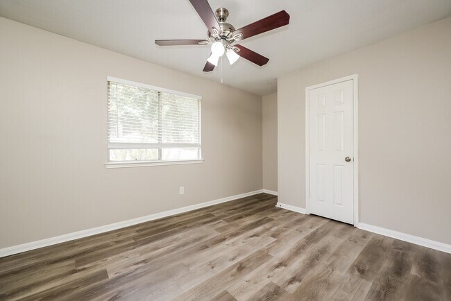 Building Photo - 18450 Hollow Oaks Cir