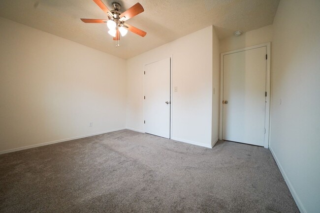 Building Photo - Duplex 2 bedroom, 1 bath near Downtown Kan...