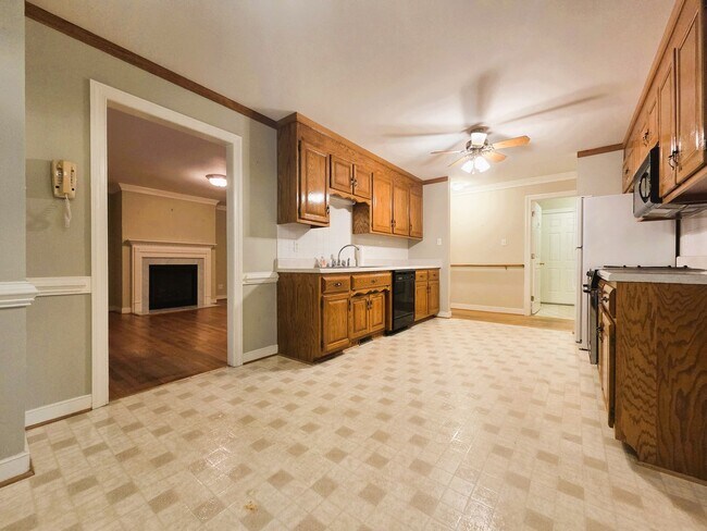 Building Photo - 4206 Tweedsmuir Rd