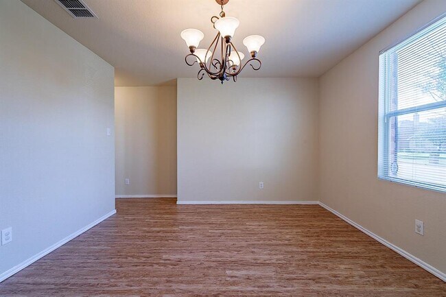 Building Photo - 1000 Bumble Bee Dr