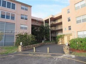 Building Photo - 2861 Somerset Dr