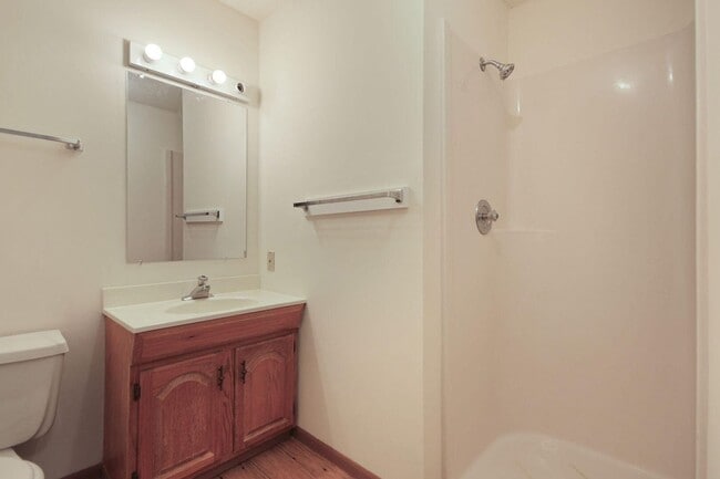 Building Photo - 3 Bed 2 Bath unit Close to Downtown