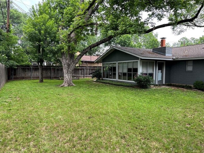 Building Photo - 8706 Primrose Ln