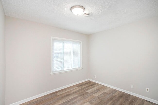 Building Photo - 421 Raintree Dr