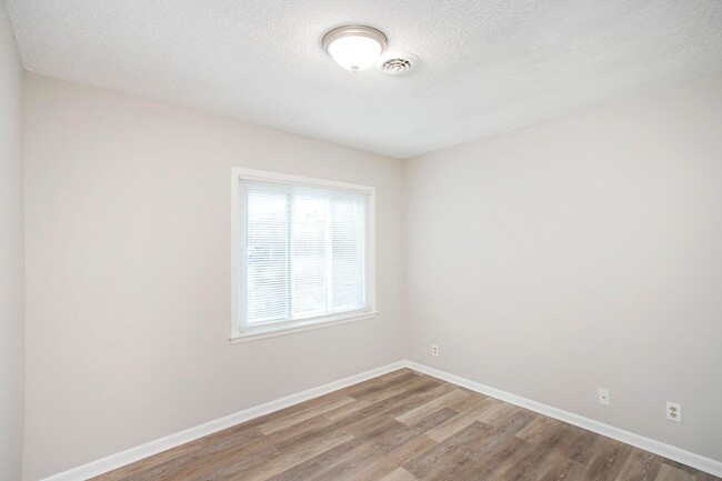 Building Photo - Charming Townhome in Hermitage!