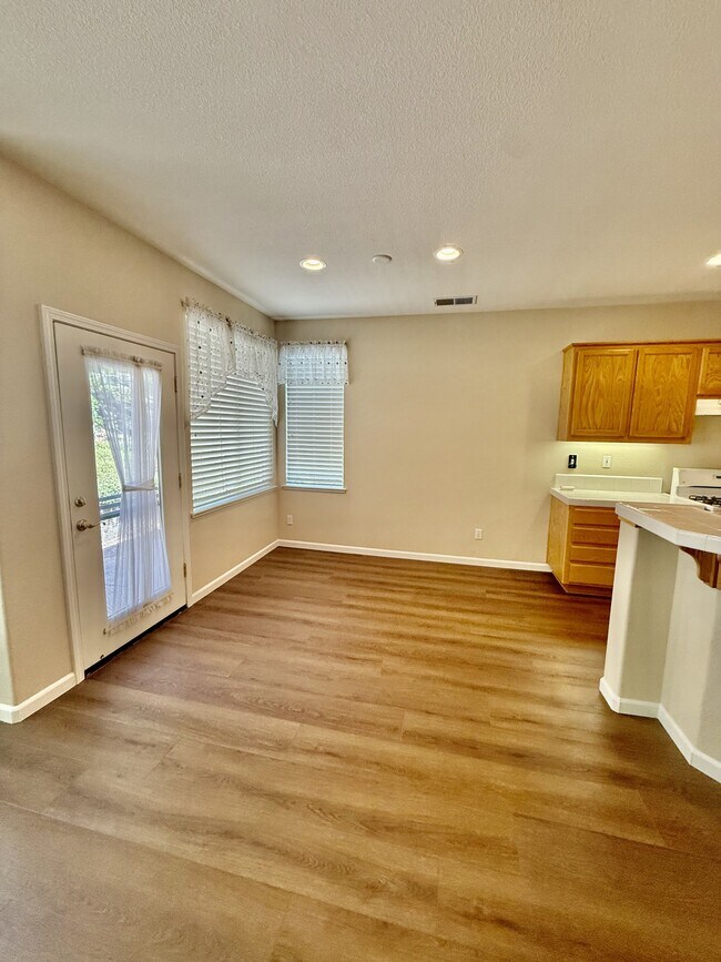 Building Photo - 596 Eskaton Cir