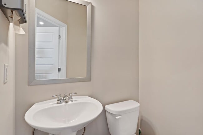 Building Photo - 3 BEDROOM TOWNHOME IN OAKWOOD! Rabun Floorplan