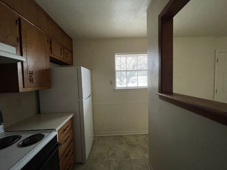 Building Photo - 228 Hold St