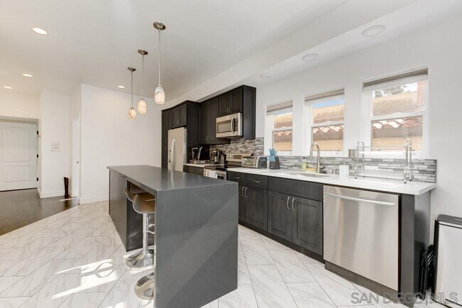 Building Photo - 4667 Park Dr