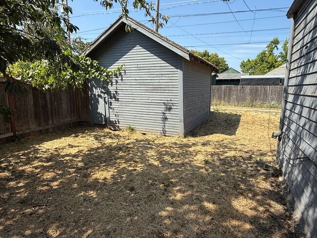 Building Photo - 844 D St