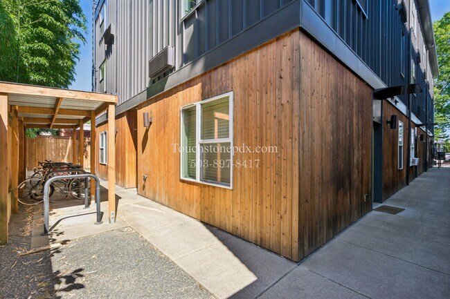 Building Photo - Ground-Level Modern Apartment at Bradley Commons!