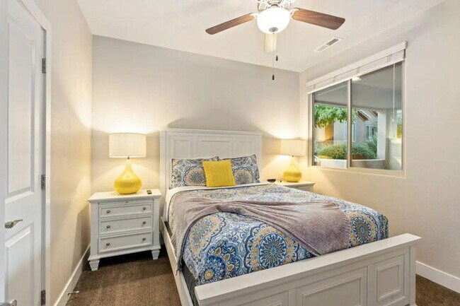 Building Photo - 3800 Paradise Vlg Dr