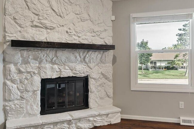 Building Photo - 663 Amphitheater Dr