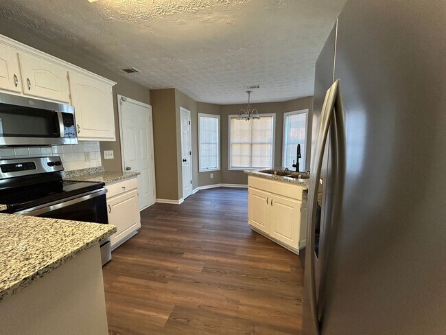 Building Photo - 1536 Ravens Run - Recently Renovated! Bran...