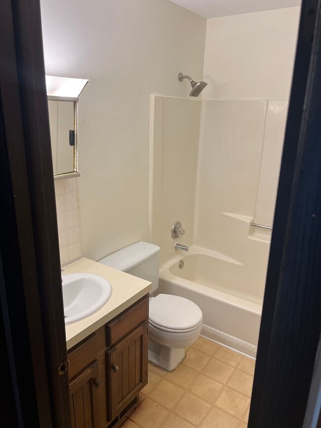 Building Photo - 5418-5422 Menlo Ct