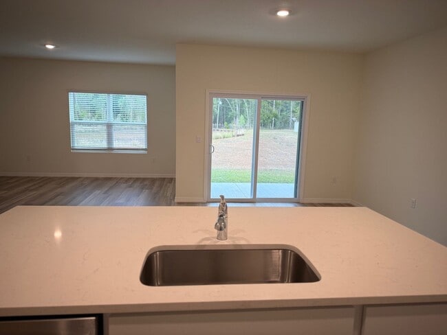 Building Photo - 4 Bedroom 2 Bath Convenient to Everything