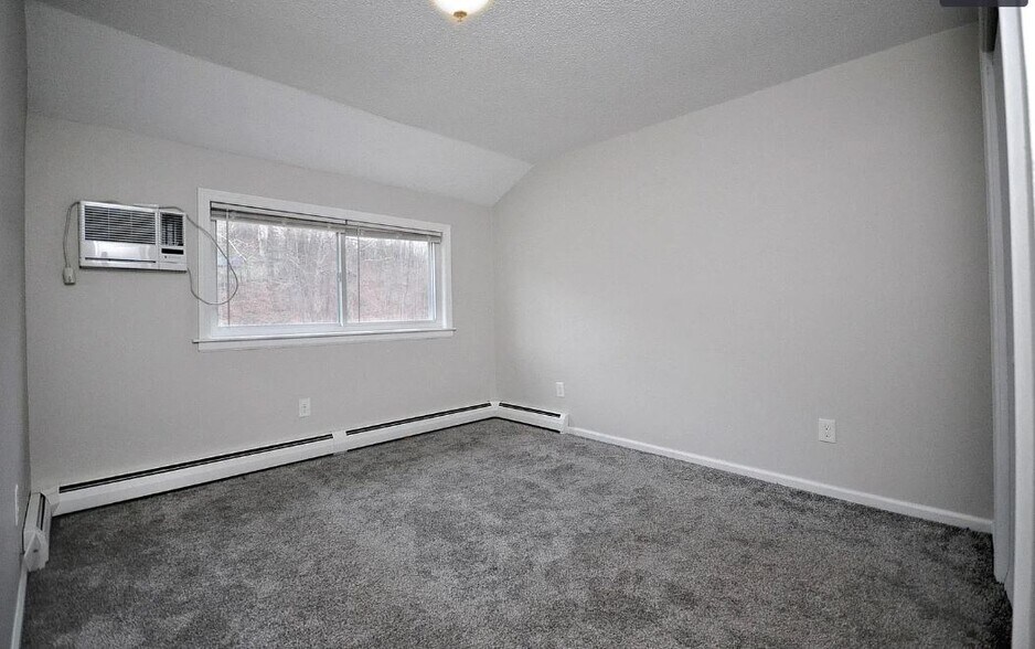 Building Photo - 1700 Farmington Ave