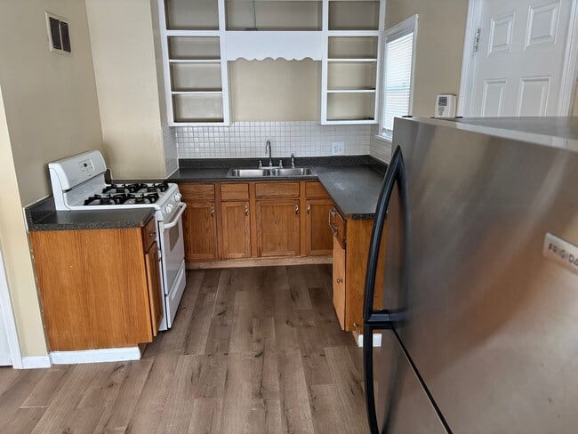 Building Photo - 3 Bedroom House