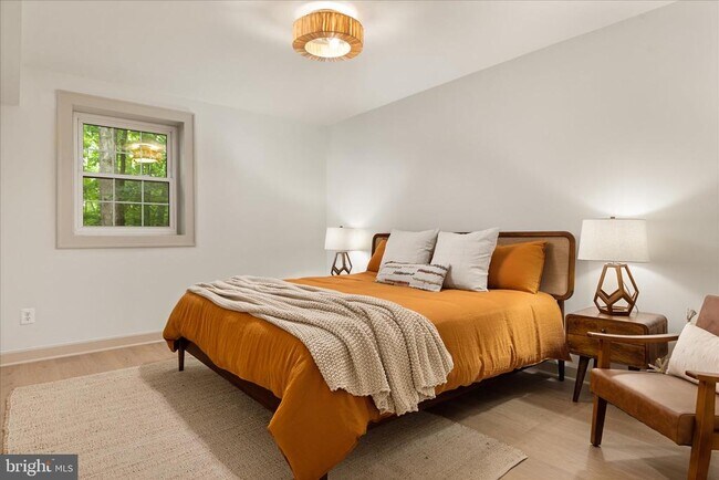 Building Photo - 4386 Lakewood Dr