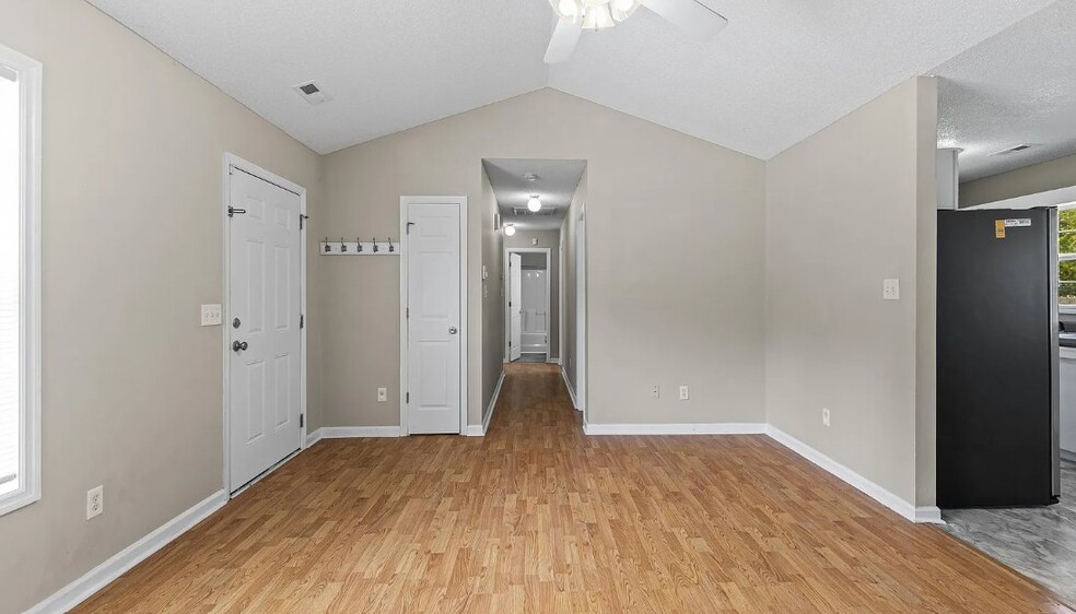 Building Photo - 122 Settlers Cir