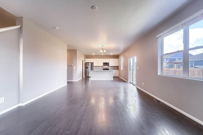 Building Photo - Gorgeous 4 bed, 3 bath, loft and an office!