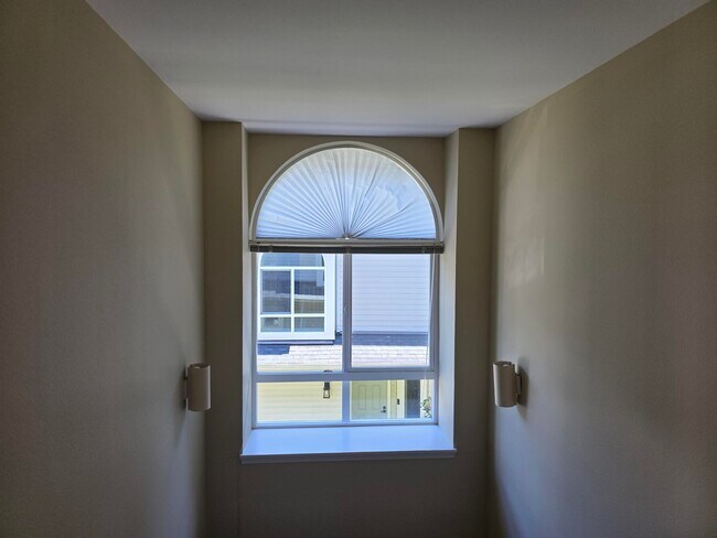 Building Photo - 12539 NE 7th Pl