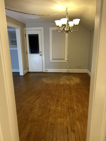 Dining area - 1409 W Washington St