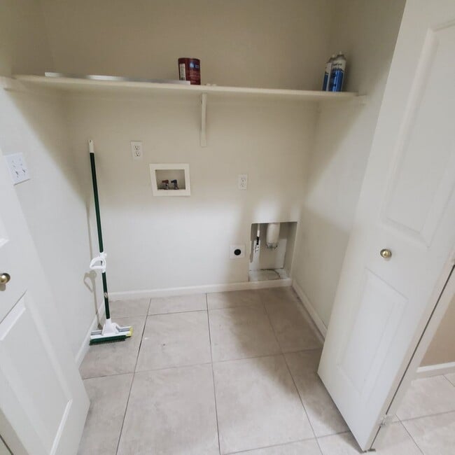 Building Photo - Updated 3bed/2bath home in Churchhill Downs