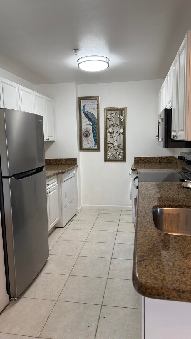 Building Photo - 2080 Greenview Shores Blvd