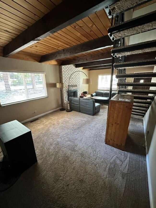 Building Photo - Lovely 5Bd pet friendly home available for rent now!! Home is ready for a long term renter! Call ...