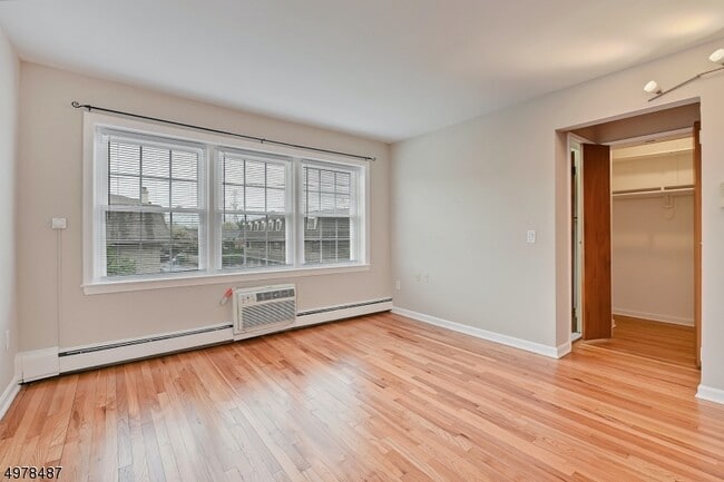 Building Photo - 565 Grove St