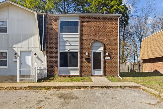 Primary Photo - Bright & Cozy 2-Bedroom Townhouse with Sol...