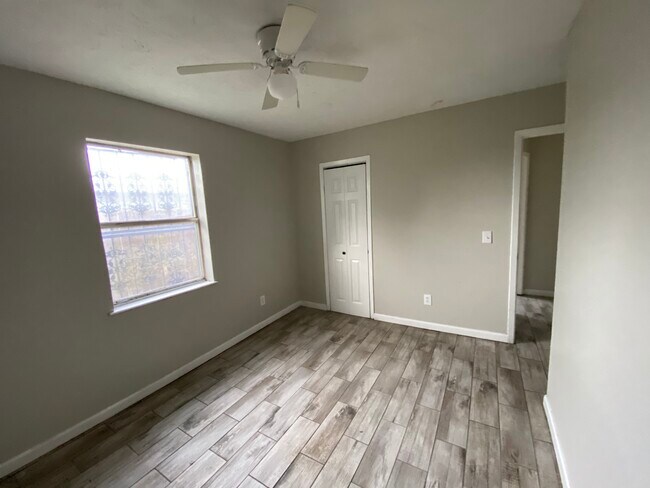 Building Photo - 1015 Kurze Ave